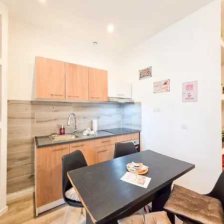 Rdc, Central, Proche Gare Appartement *